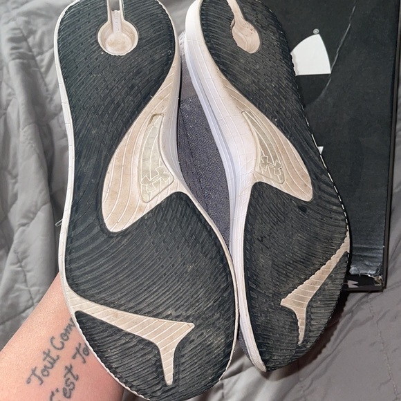 EUC women’s under armor tennis shoes - Picture 2 of 3